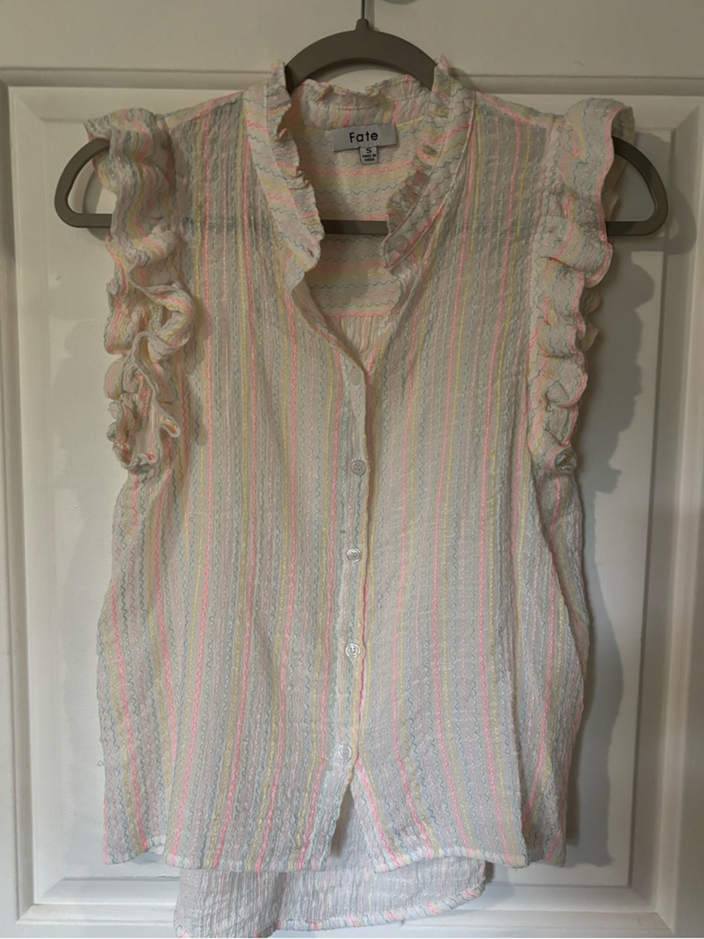 Fate Women's Cream Sleeveless Ruffle Button Front Top. Fun& colorful! Small.